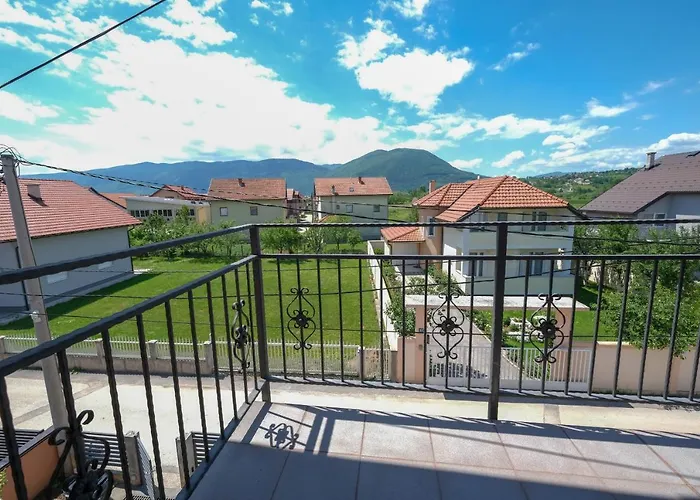 Melek 4 Bedrooms 塞拉耶佛